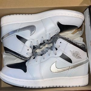 Air Jordan 1 Mid BG Platinum White-Metallic Slvr-Black